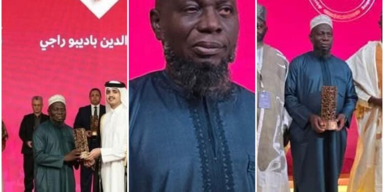 Hypocrisy or Misunderstanding? Islamic Scholar Who Condemns Photography Appears in Award Ceremony Photos