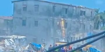 BREAKING: Chaos in Jakande Estate as Lagos Government Begins Demolition Amid Tears and Teargas (Photo+Video)