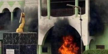 UPDATE: Mob Aids Suspect’s Escape, Vandalizes Bank and Palace in Omu-Aran