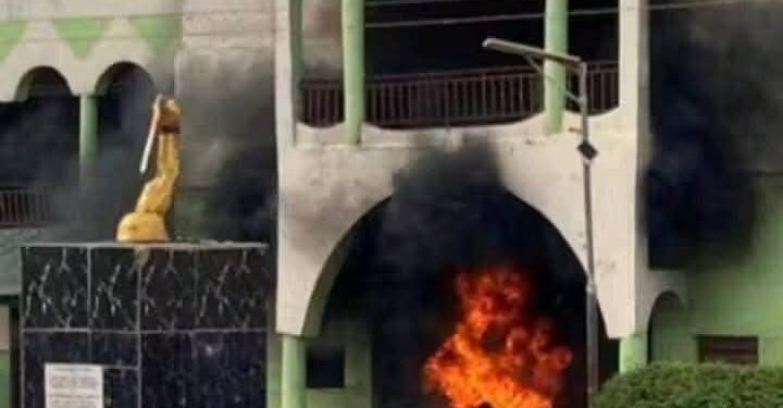 UPDATE: Mob Aids Suspect’s Escape, Vandalizes Bank and Palace in Omu-Aran