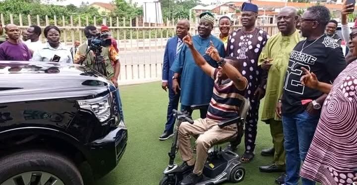 Makinde Donates SUV to Yinka Ayefele After Fresh FM Fire Incident