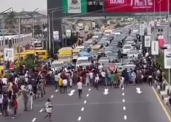 Oworonshoki Residents Block Third Mainland Bridge Over Demolition Exercise (Photo+Video)