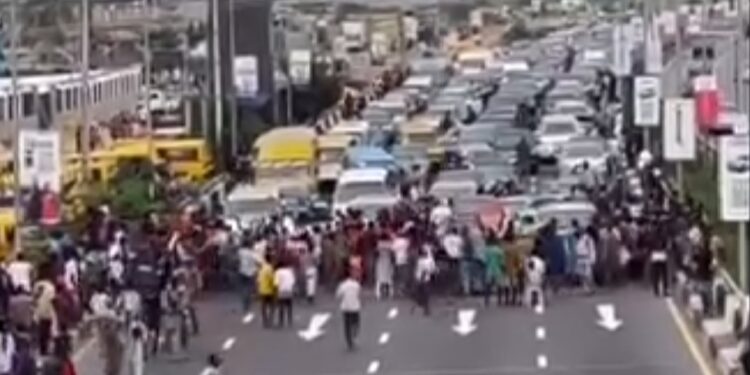 Oworonshoki Residents Block Third Mainland Bridge Over Demolition Exercise (Photo+Video)